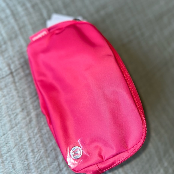 Lululemon everywhere belt bag 1L SONIC PINK - Picture 3 of 3